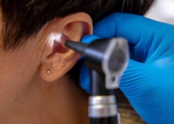 Hearing aids without a prescription could be just as helpful in treating hearing loss, study shows | CNN