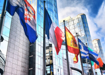 Closer during crises? The impact of the pandemic and the war in Ukraine on European identity