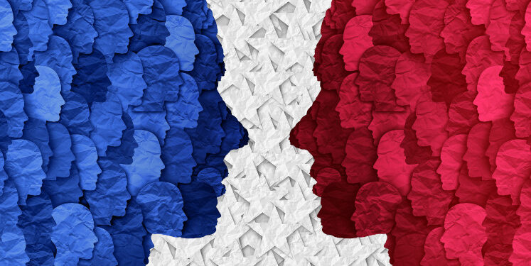 The perceived independence of information sources has a powerful impact on polarisation