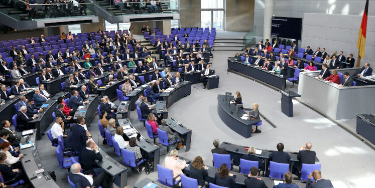 When do politicians engage in discourse – and when do they avoid it?