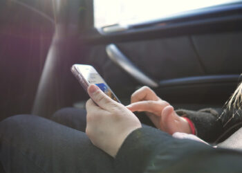 Children should be at least 16 to access social media, say MEPs | News | European Parliament